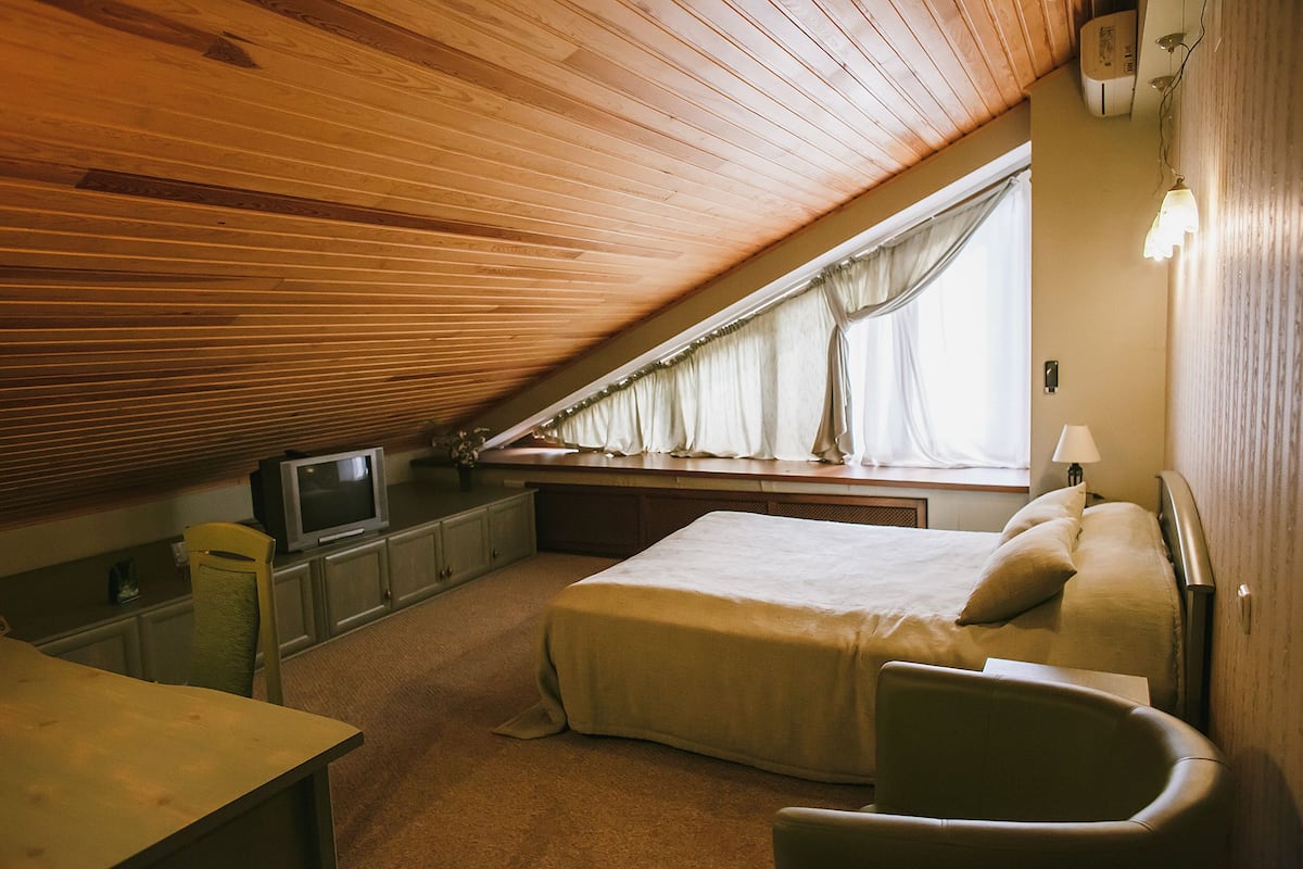 Habitación superior (Attic) | 1 habitación, escritorio, tabla de planchar con plancha y wifi gratis