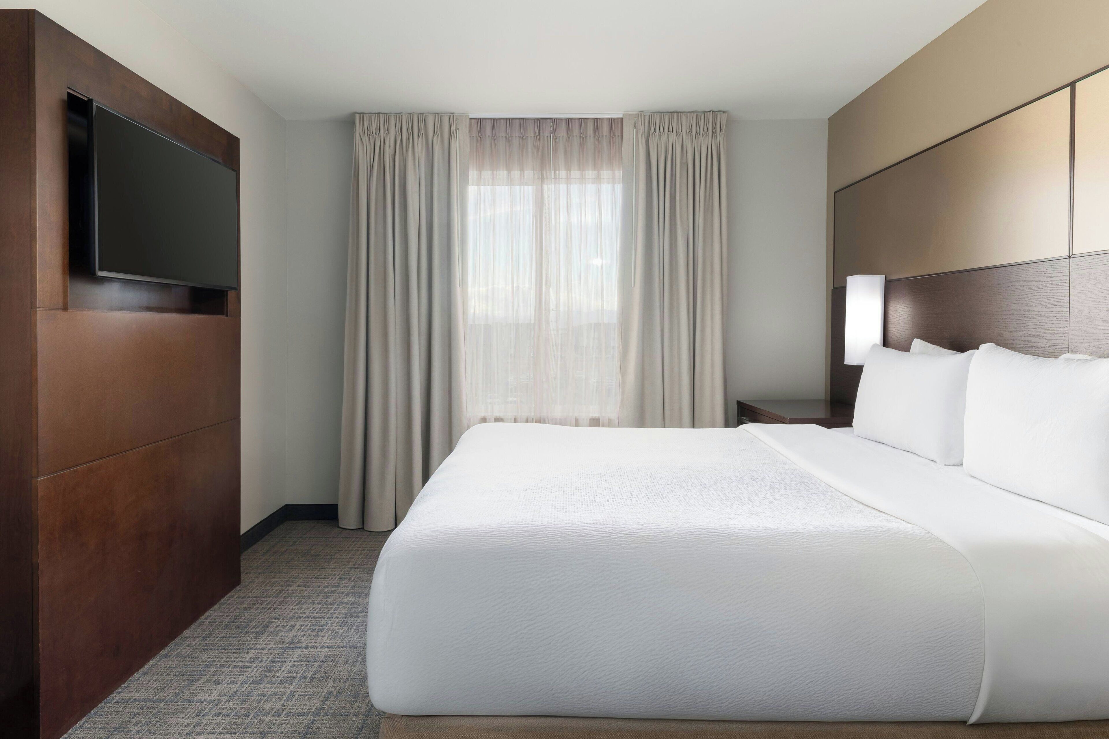 suite, 1 bedroom, non smoking | in-room safe, desk, iron/ironing board, free wifi