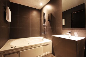 Suite | Bathroom