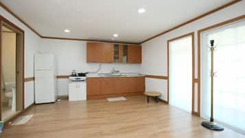 Grand Room (115 square meter) | Private kitchenette | Cookware/dishes/utensils
