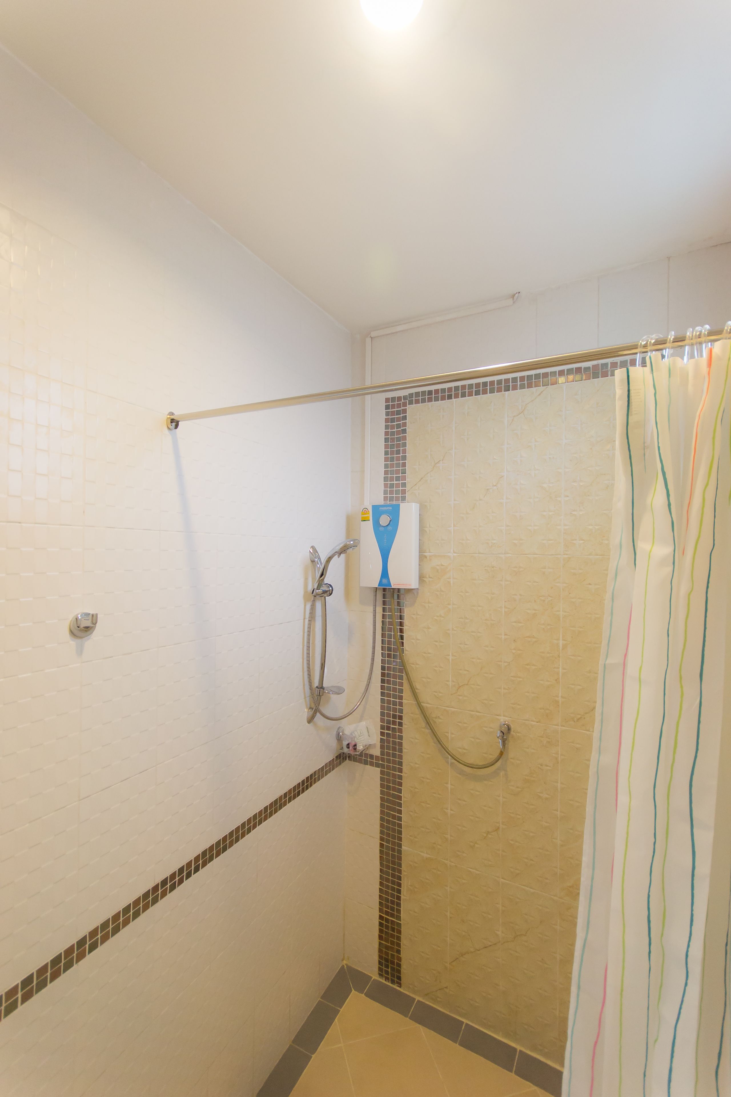 deluxe twin room | bathroom | shower, free toiletries, towels