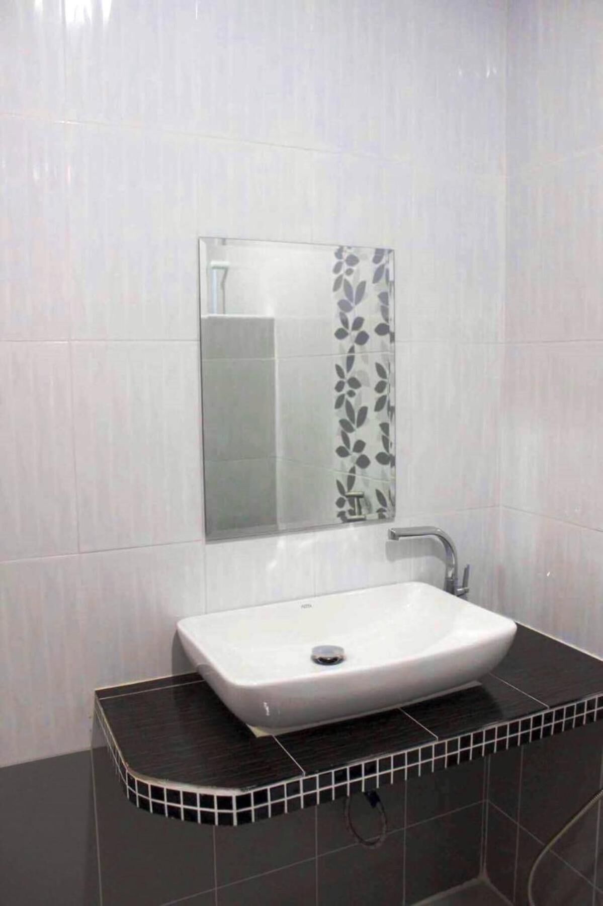 shower, free toiletries, towels