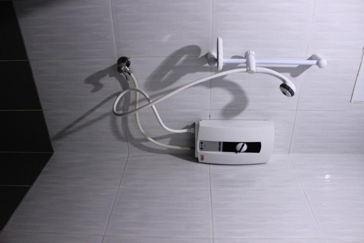 shower, free toiletries, towels