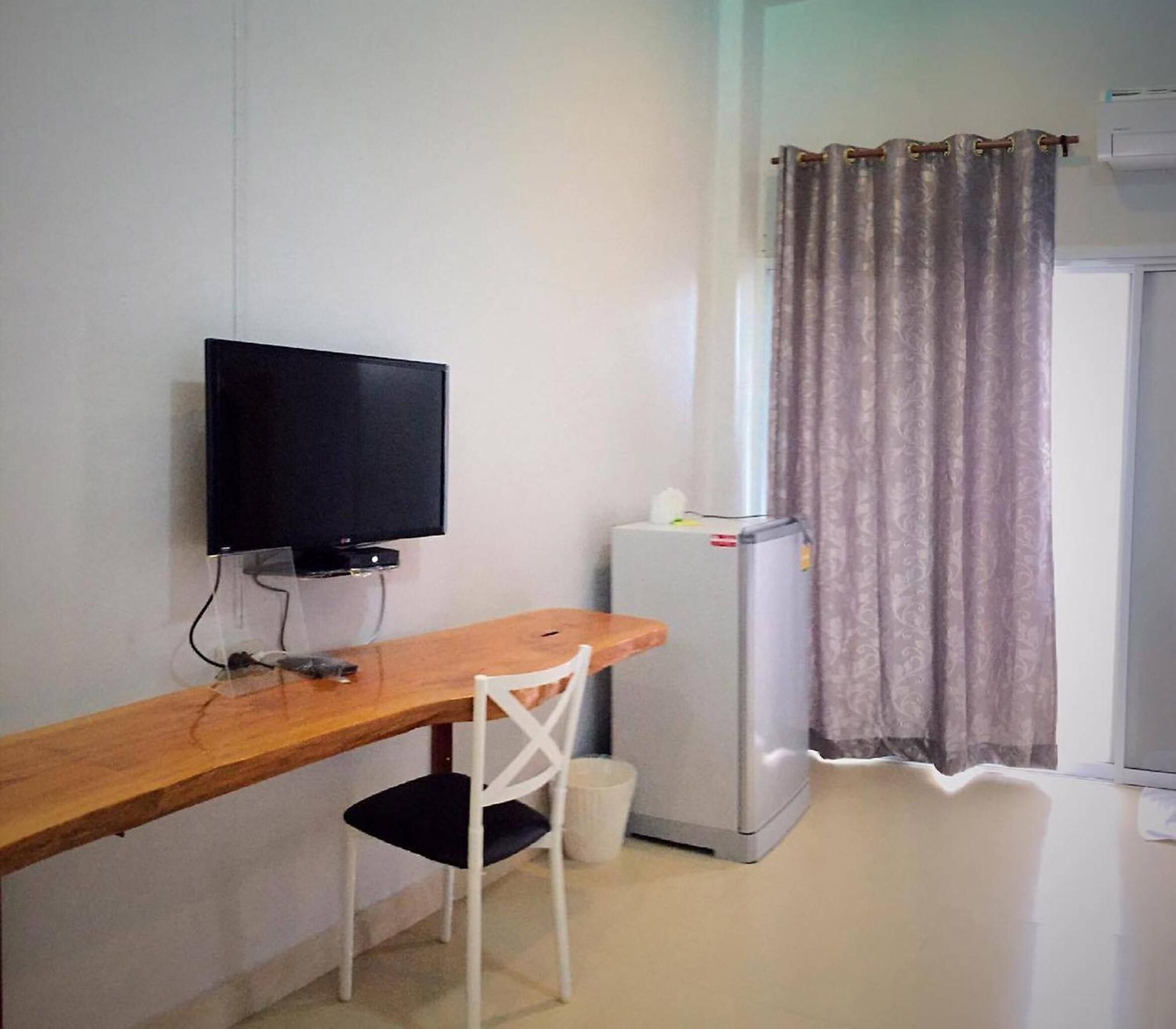 blackout curtains, free wifi