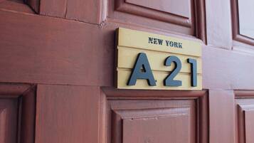 Una puerta de madera con un letrero que dice "NEW YORK A21".