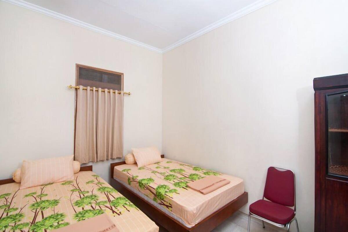 Basic Room, 1 Double or 2 Single Beds, Shared Bathroom, City View