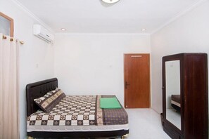 Family Room, 2 Double Beds, Garden View | Desk, free WiFi