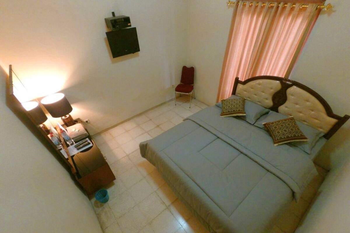 Standard Room, 1 Queen Bed, Shared Bathroom, Courtyard View