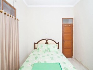 Standard Room, 1 Queen Bed, Shared Bathroom, Courtyard View | Desk, free WiFi