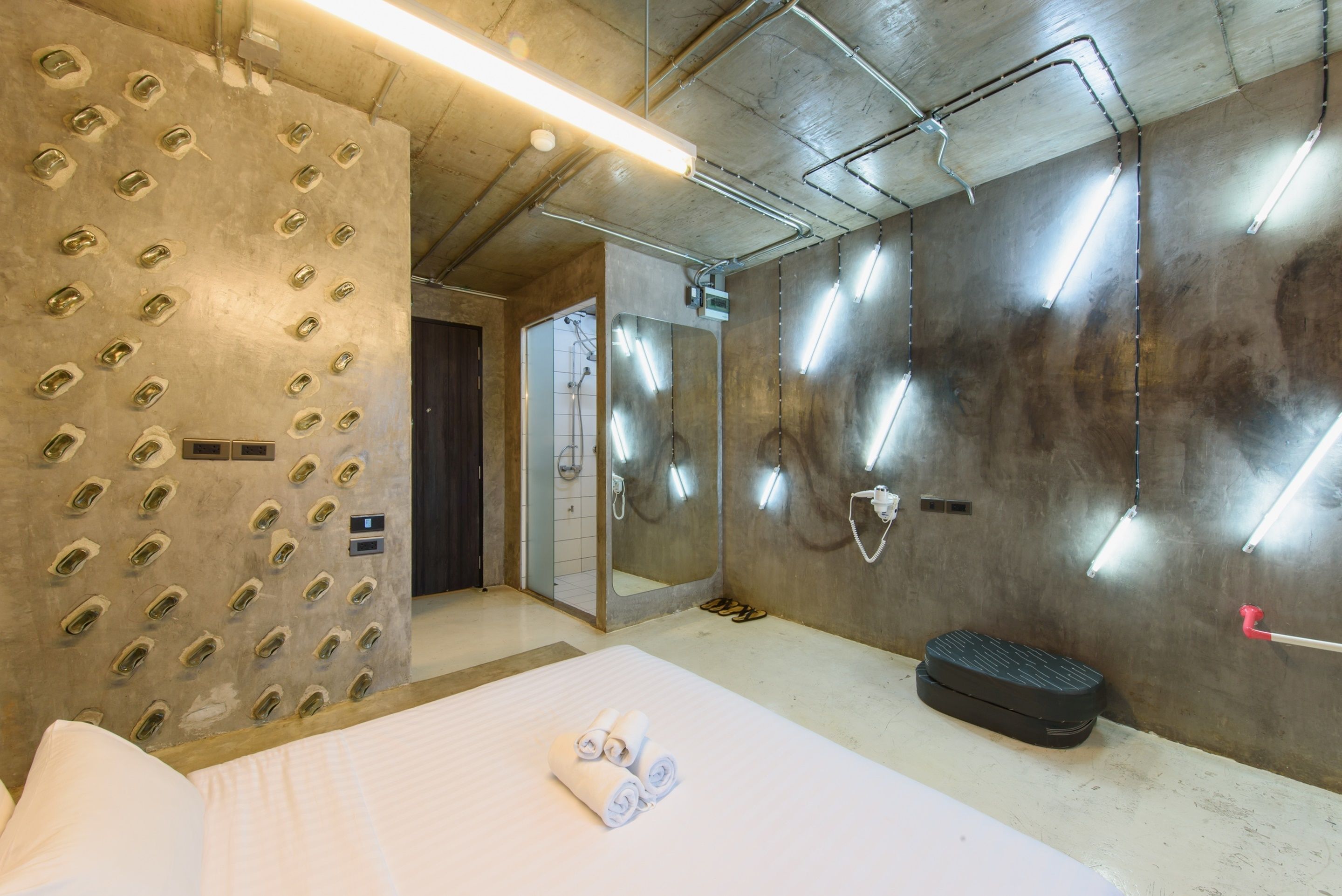 Minibar, coffres-forts dans les chambres, bureau, Wi-Fi