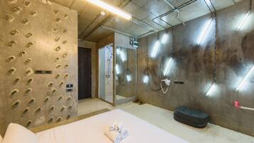 Minibar, coffres-forts dans les chambres, bureau, Wi-Fi