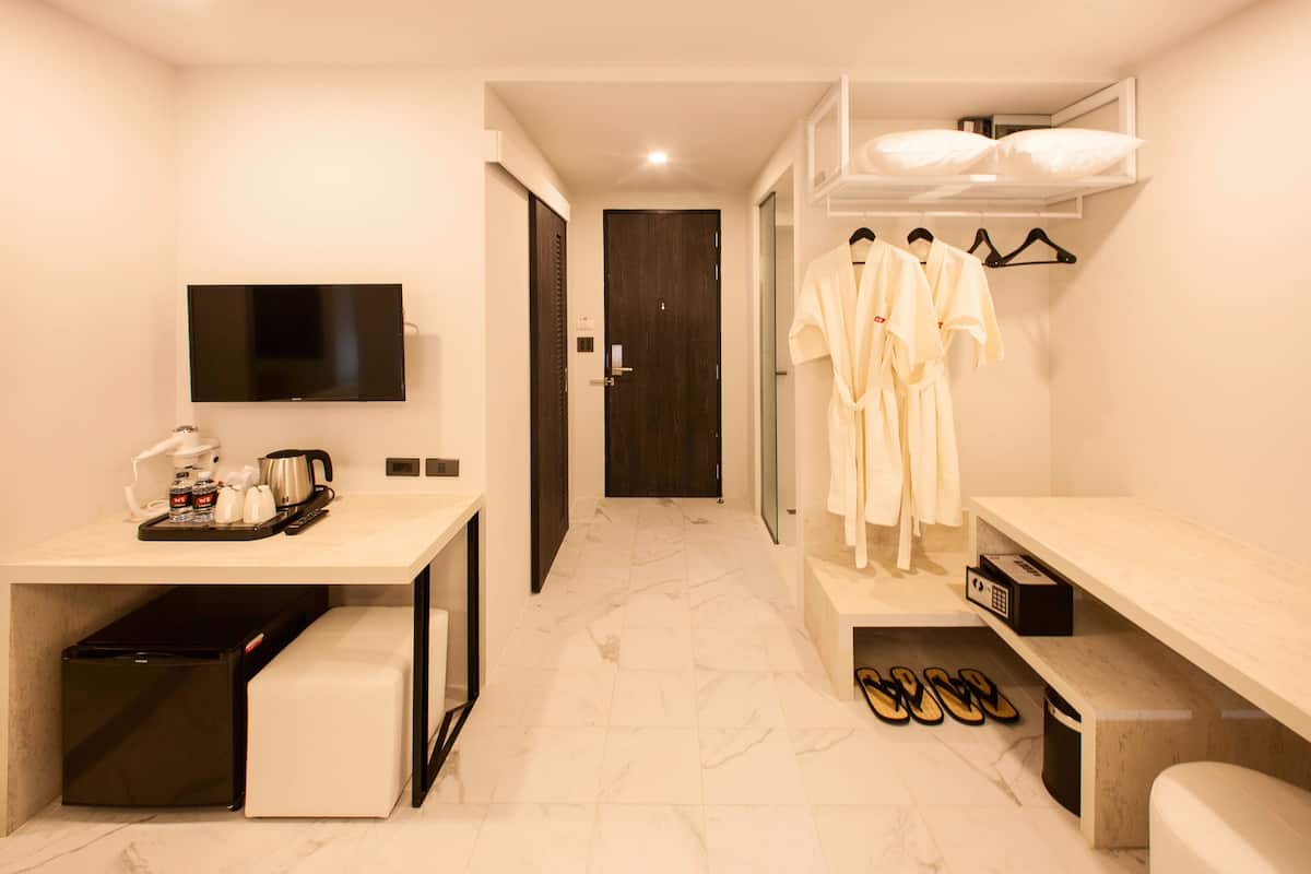 standard triple room | 1 bedroom, minibar, in-room safe, desk