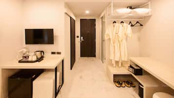 Habitación triple estándar | Minibar, caja de seguridad en la habitación, escritorio y wifi