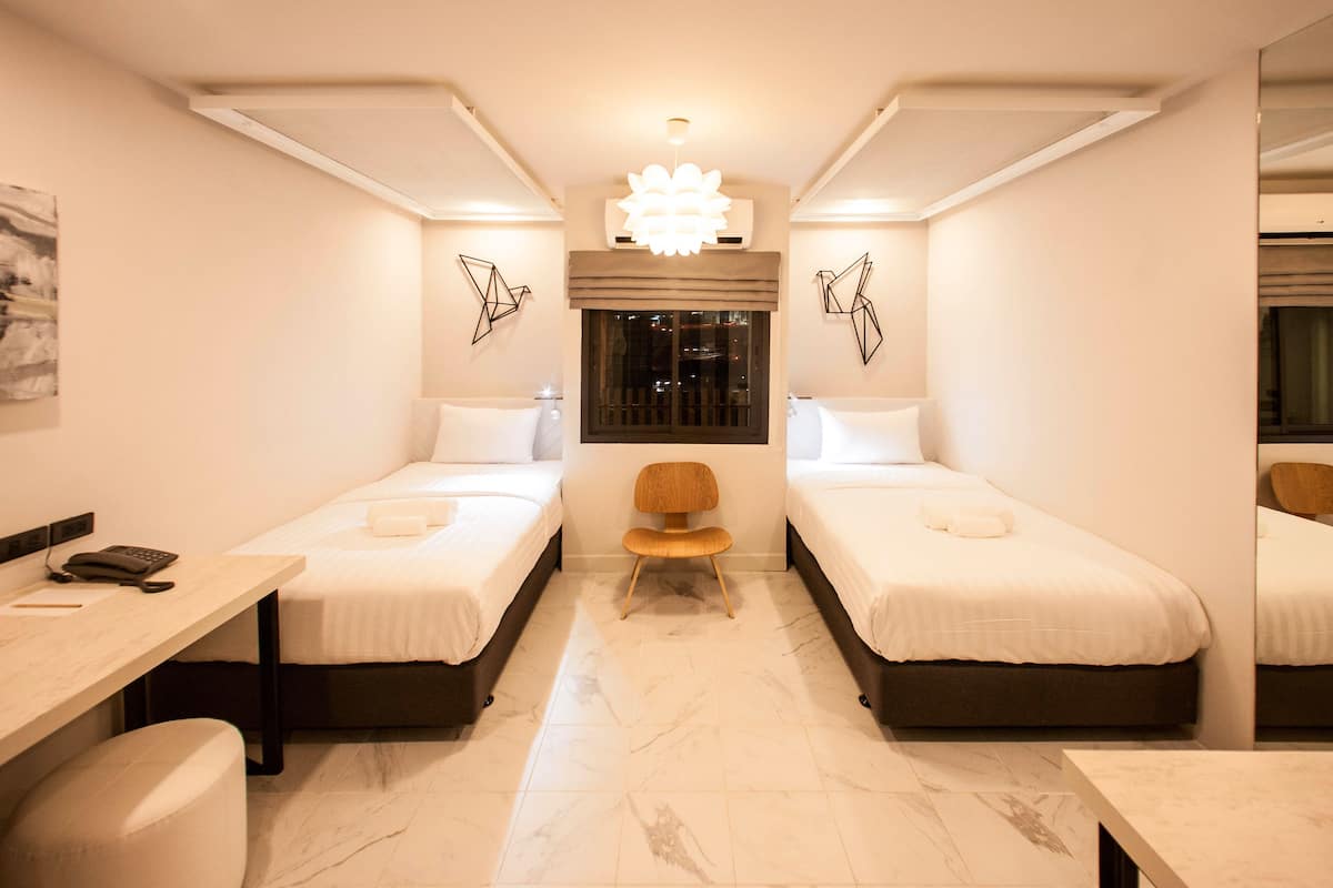 standard twin room | 1 bedroom, minibar, in-room safe, desk