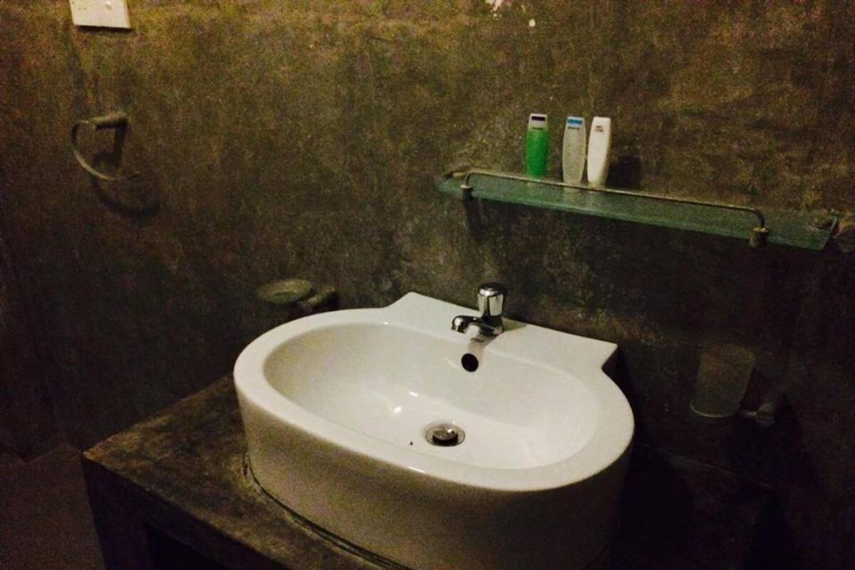 Dusche, kostenlose Toilettenartikel, Handtücher