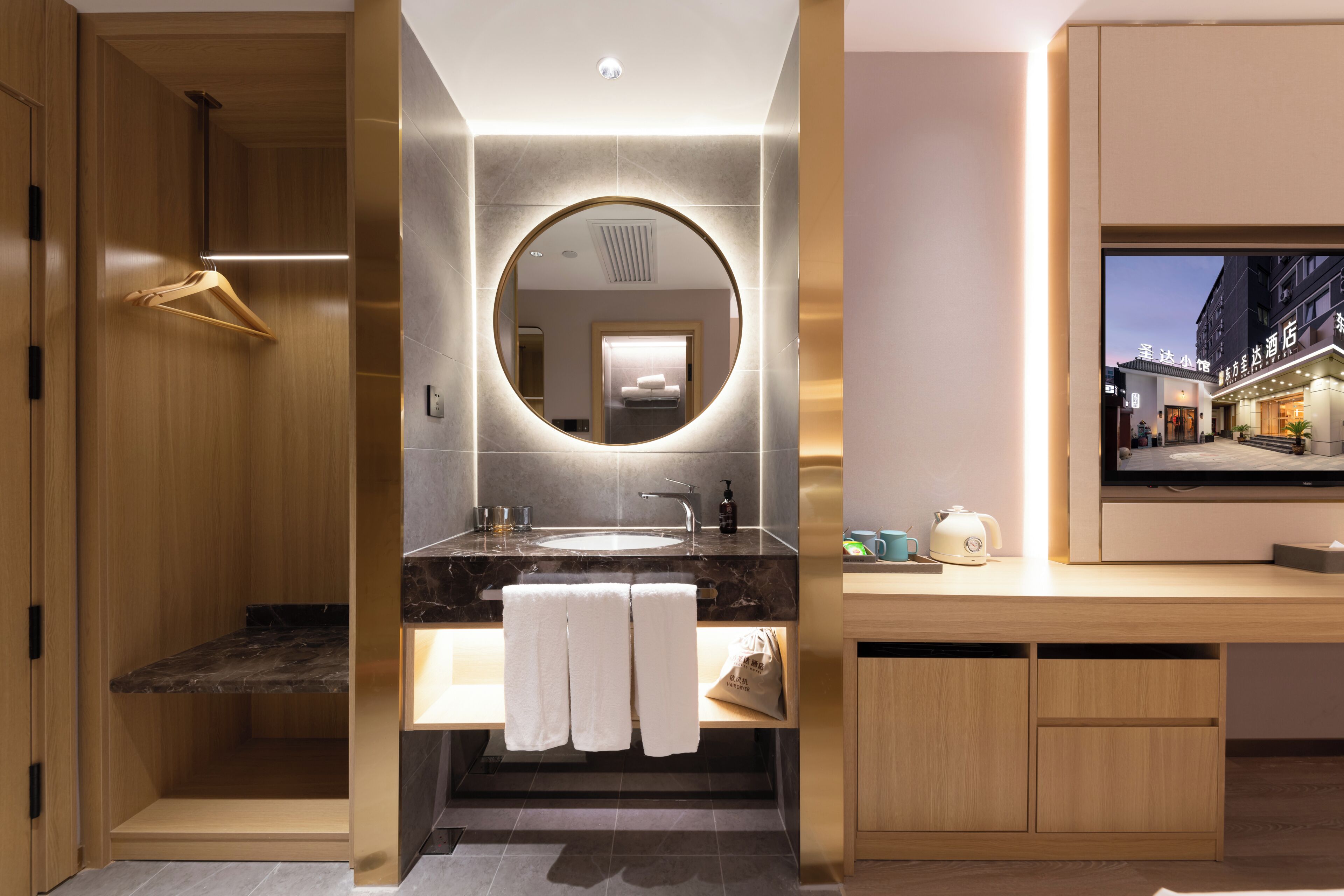 Family Triple Room, Multiple Beds, Non Smoking | Living area