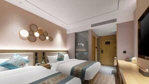Una habitación de hotel con dos camas, un televisor, un escritorio de madera y un espejo.