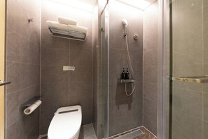 Familien-Dreibettzimmer, Mehrere Betten, Nichtraucher | Badezimmer | Dusche, Regendusche, kostenlose Toilettenartikel, Haartrockner