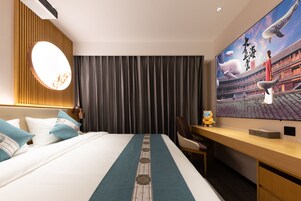 Shower, rainfall showerhead, free toiletries, hair dryer