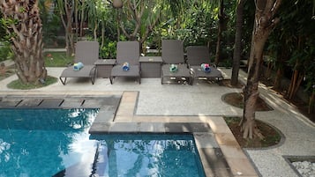 Kolam renang outdoor, dengan kursi berjemur