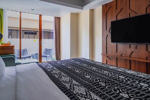 Max Happiness Room | In-room safe, desk, laptop workspace, blackout drapes