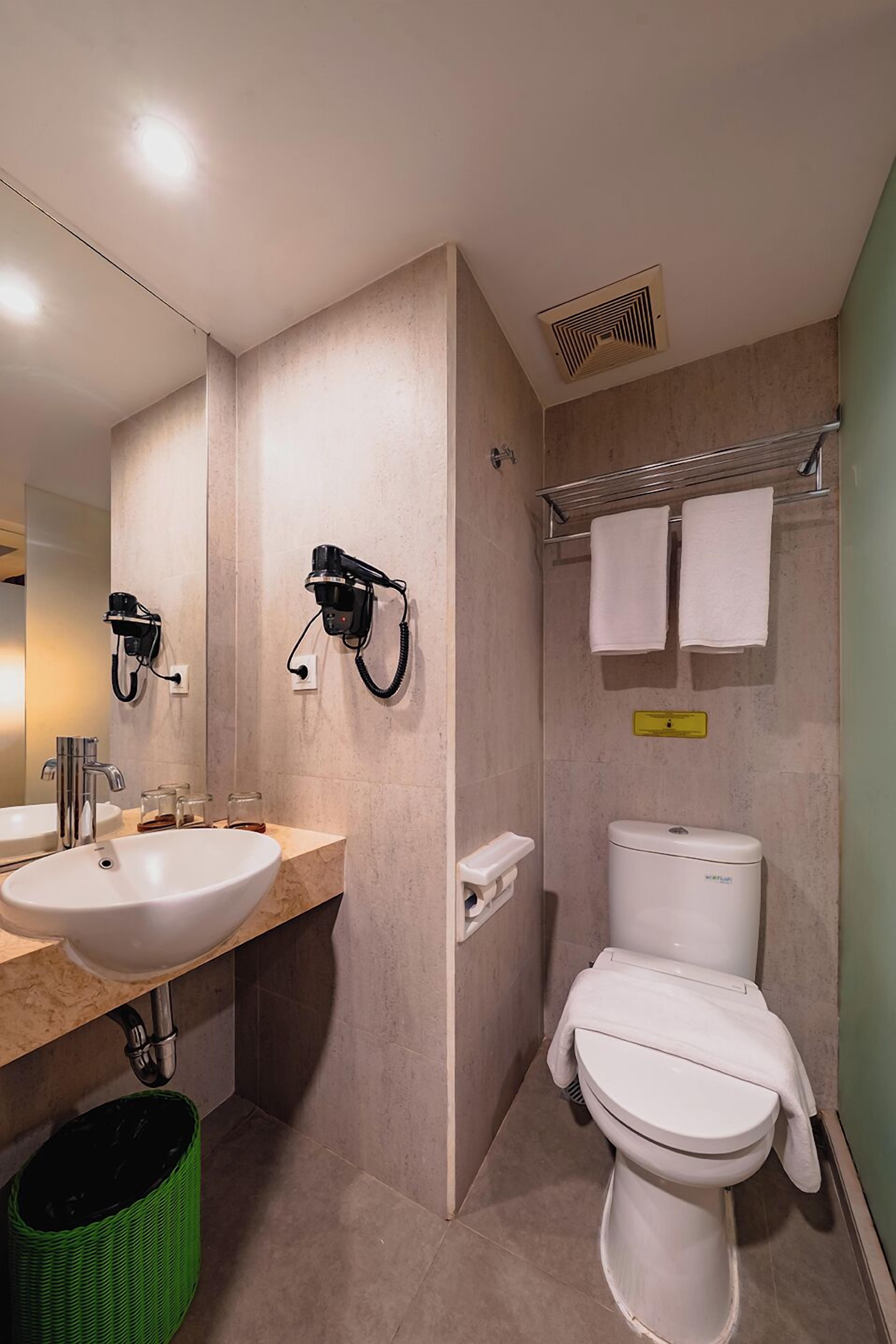 shower, rainfall showerhead, free toiletries, hair dryer