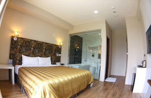 Superior tweepersoonskamer, balkon | Individueel gedecoreerd, individueel gemeubileerd