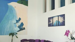 Coin salon dans le hall