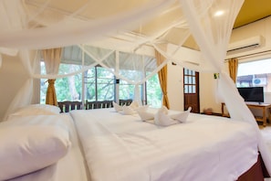 Desk, free WiFi - Varee Valley Resort and Restaurant (Ubolratana)