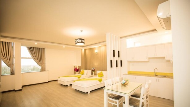 Una habitación de hotel moderna con comedor y kitchenette.
