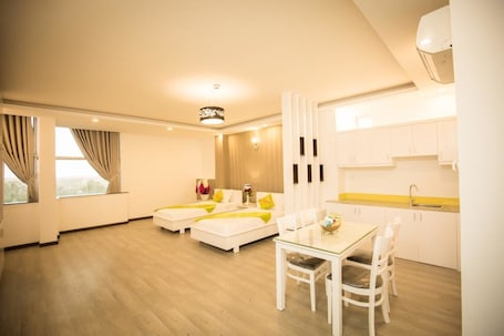 1 dormitorio, minibar, escritorio y cortinas opacas