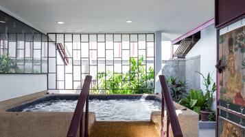 Sauna, hot tub, steam room, hot springs/mineral springs