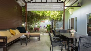 Breakfast, lunch, dinner served; Thai cuisine