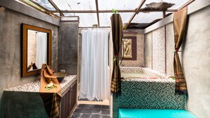 Ein Badezimmer mit einer Badewanne, einem Waschbecken und einem Spiegel.