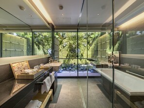 Habitación superior con 2 camas individuales, para no fumadores, vista al jardín (Garden Twin) | Baño | Tina y regadera independientes y regadera tipo lluvia