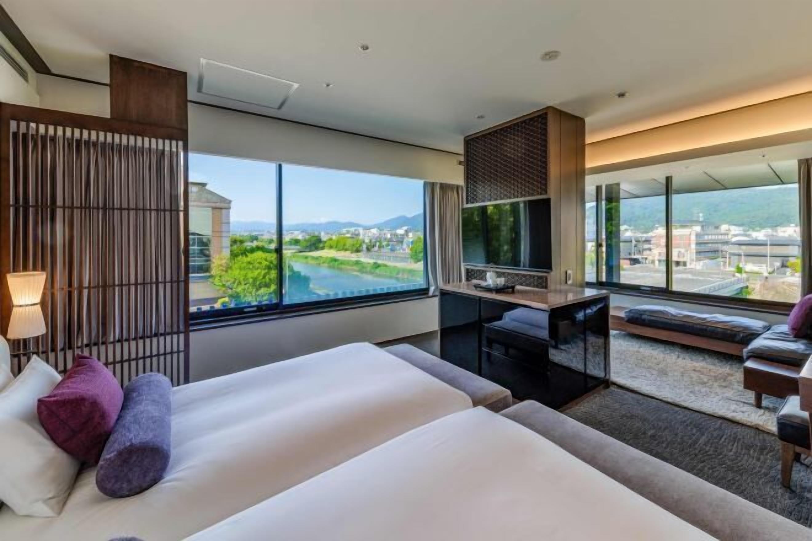 Cofres nos quartos, cortinas blackout, Wi-Fi de cortesia, roupa de cama