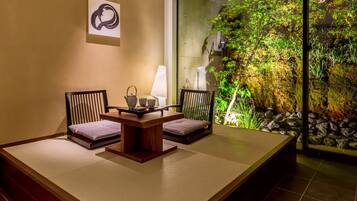 Suite, Bebas Asap Rokok, pemandangan kebun | Brankas, tirai kedap cahaya, Wi-Fi gratis, dan seprai linen