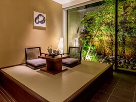 Garden Suite, Non Smoking | In-room safe, blackout drapes, free WiFi, bed sheets