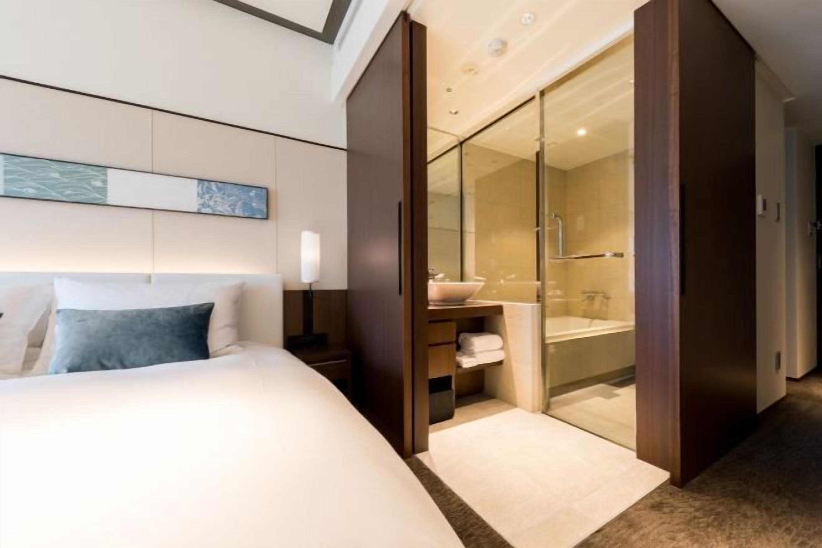 Cofres nos quartos, cortinas blackout, Wi-Fi de cortesia, roupa de cama