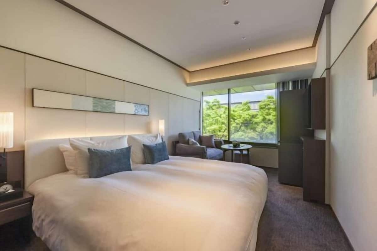 In-room safe, blackout curtains, free WiFi, bed sheets