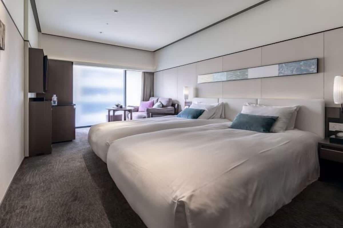 In-room safe, blackout curtains, free WiFi, bed sheets
