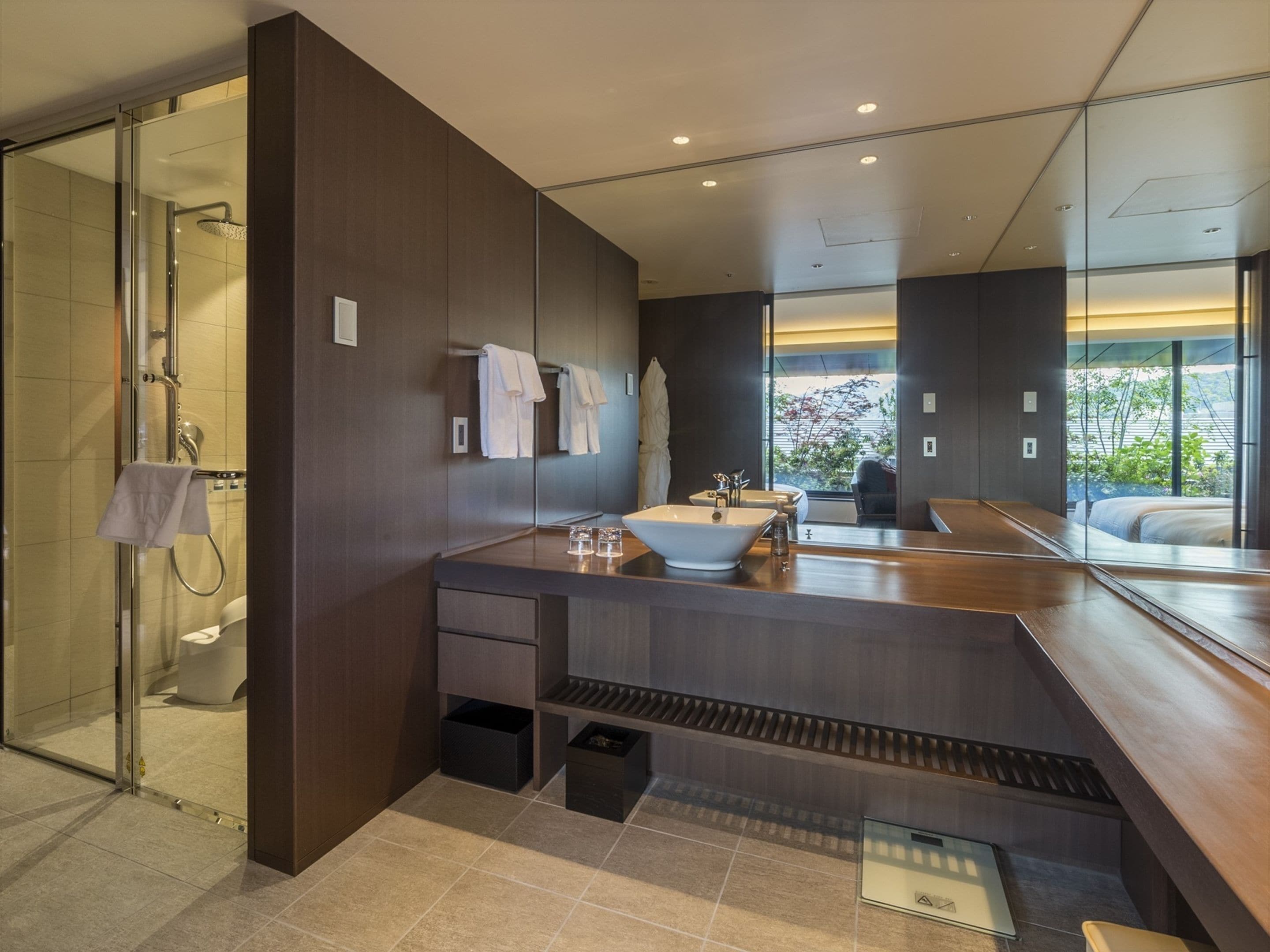 executive twin room, non smoking | bathroom | separate bathtub and shower, rainfall showerhead, free toiletries