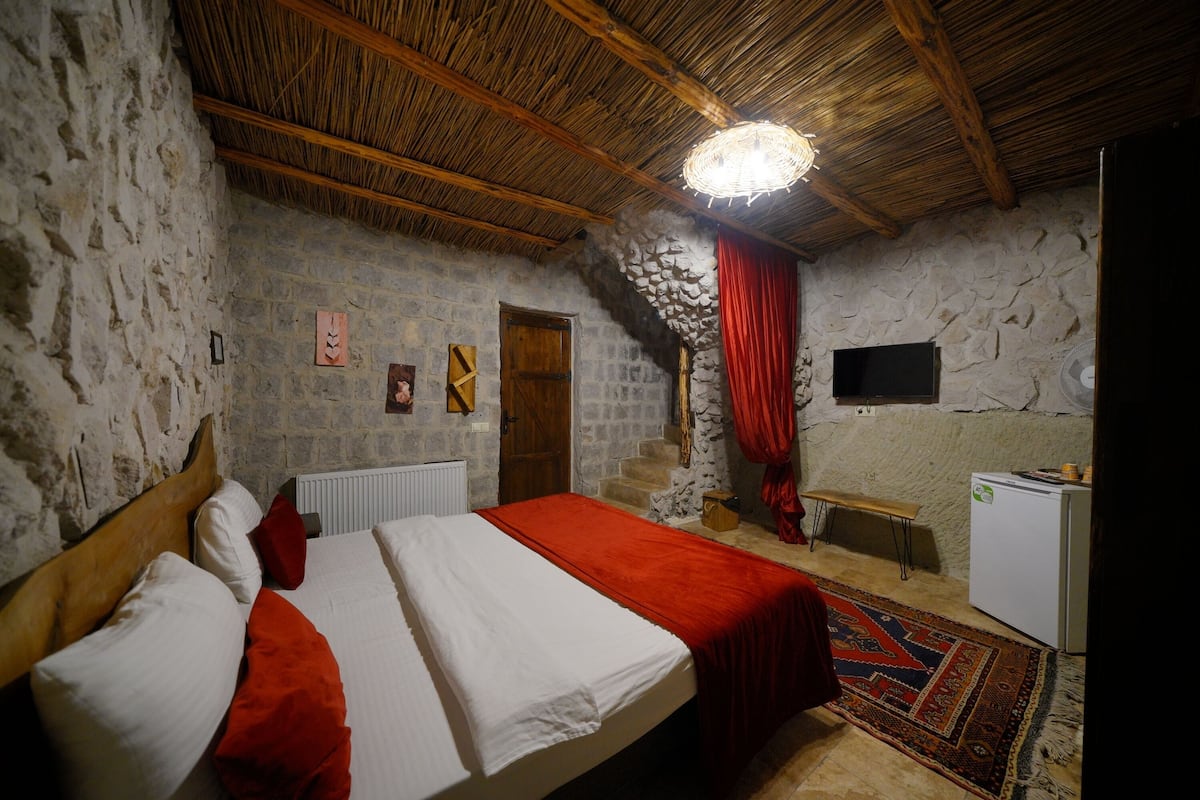Duplex Quadruple Cave Room with Jacuzzi & Terrace | 1 habitación, ropa de cama de alta calidad y camas Tempur-Pedic