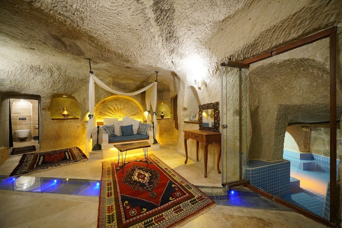 DUVEN King Suite Cave Room With Pool | 1 habitación, ropa de cama de alta calidad y camas Tempur-Pedic