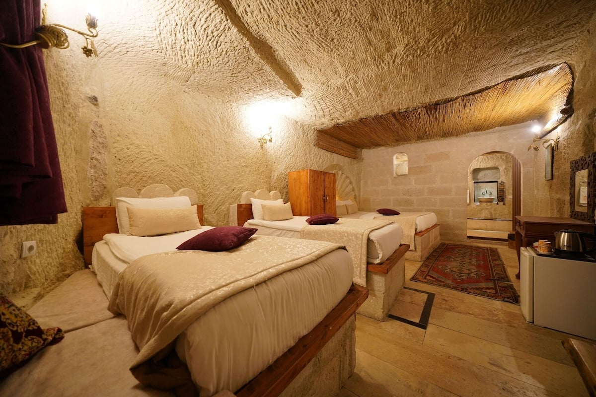 ZEMHERI Quadraple Family Cave Room | 1 habitación, ropa de cama de alta calidad y camas Tempur-Pedic