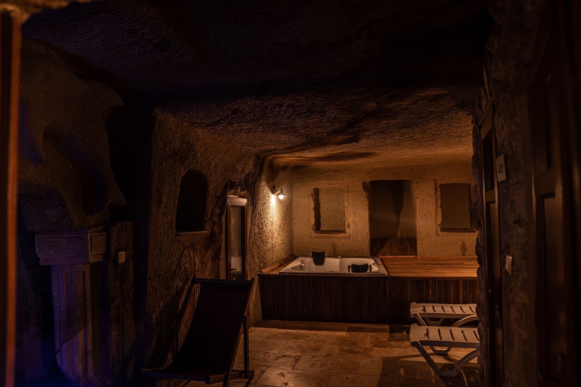 室内游泳池，10:00 至 22:00 开放，现场救生员