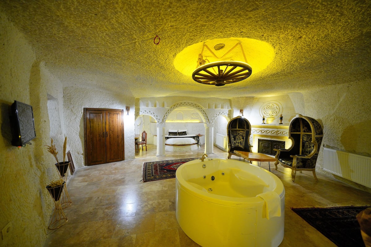 Superior King Cave Suite with Jacuzzi | 1 habitación, ropa de cama de alta calidad y camas Tempur-Pedic