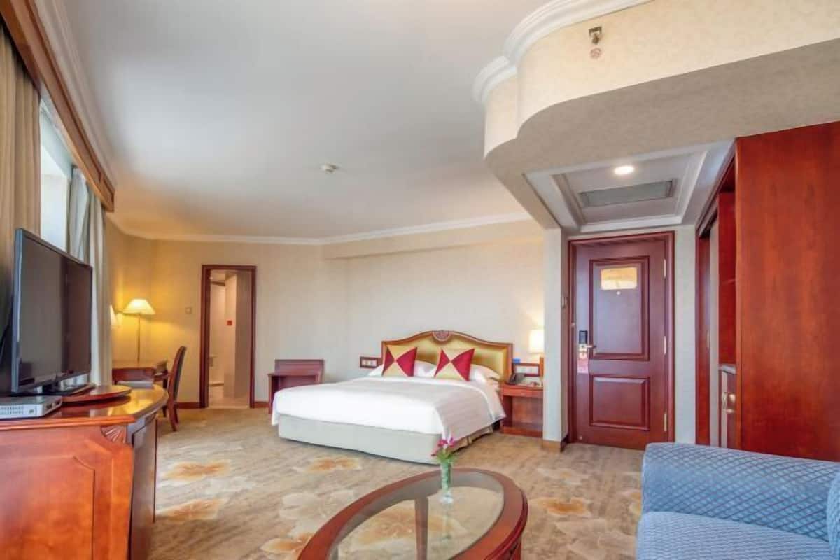 1 chambre, minibar, coffres-forts dans les chambres, bureau