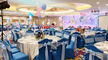 2 restaurants, lunch, dinner served; Chinese cuisine