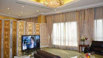 Luxury Suite | Minibar, in-room safe, desk, blackout drapes